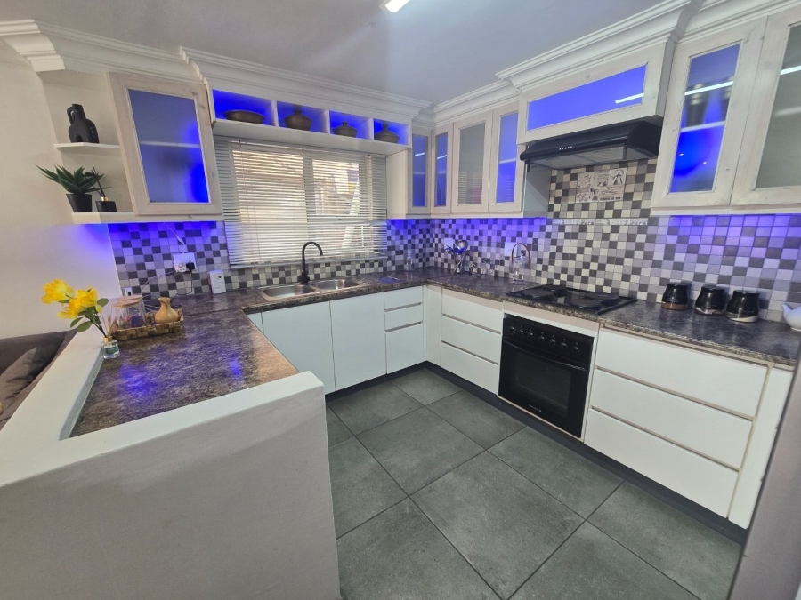 5 Bedroom Property for Sale in Portlands Western Cape